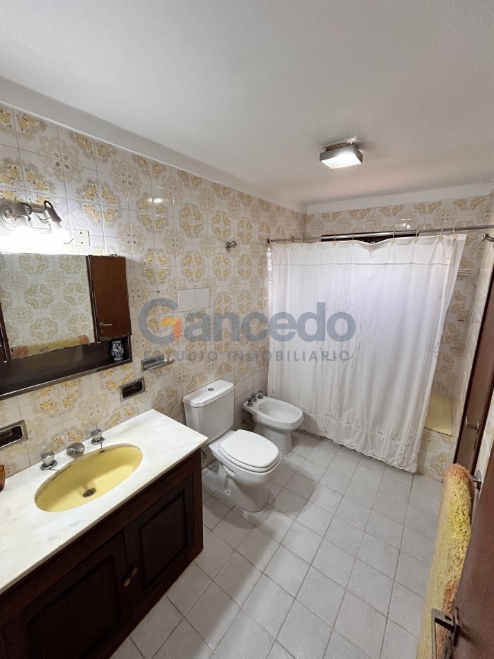 Alquiler Temporal en Pinamar: Casa Estrategicamente Ubicada esq Tiburon y Sirena, Cerca de Playa y Centro, Ideal para 8 Personas