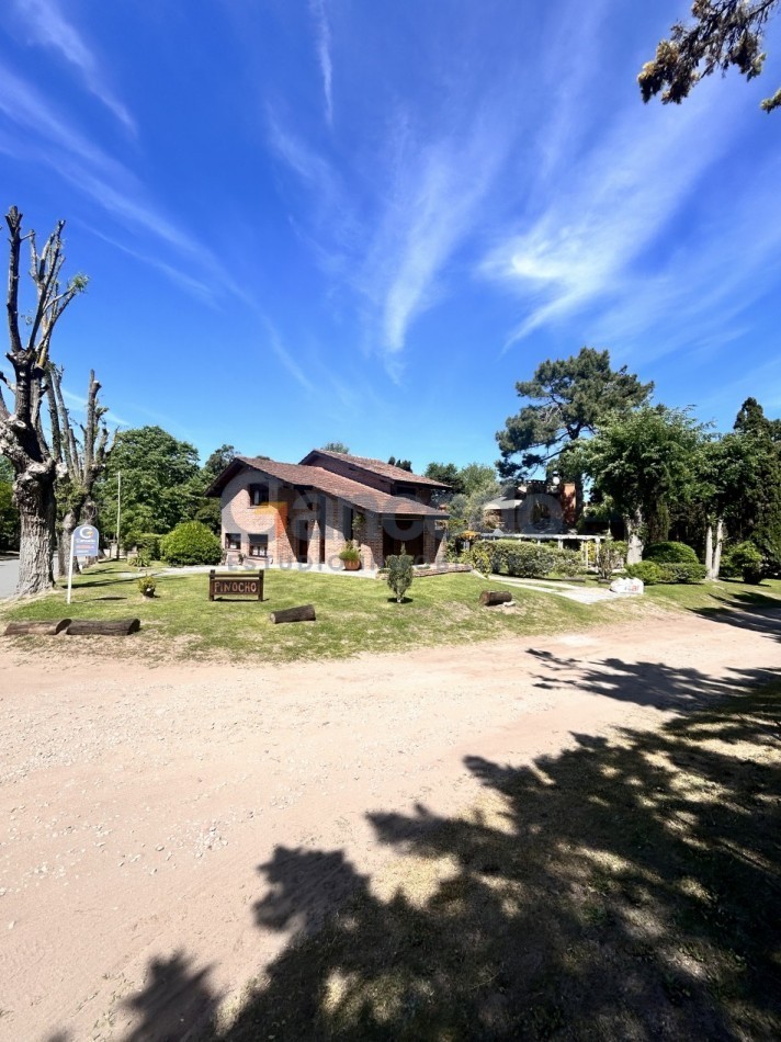 Alquiler Temporal en Pinamar: Casa Estrategicamente Ubicada esq Tiburon y Sirena, Cerca de Playa y Centro, Ideal para 8 Personas