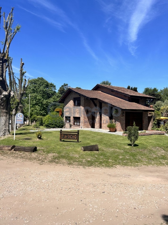 Alquiler Temporal en Pinamar: Casa Estrategicamente Ubicada esq Tiburon y Sirena, Cerca de Playa y Centro, Ideal para 8 Personas