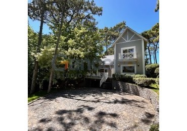 Casa en Carilo sobre Divisadero excelente para familias.