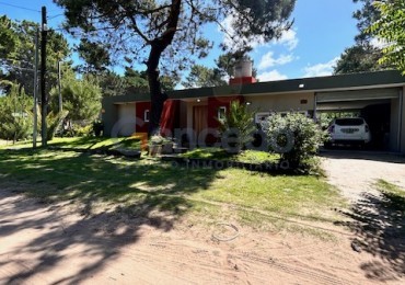 CASA EN VALERIA CON PILETA A UNA CUADRA DE CARILO